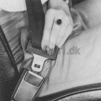 Porsche 944, Anlegen des Sicherheitsgurtes