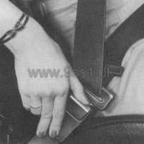 Porsche 944, �ffnen des Sicherheitsgurtes