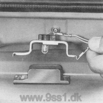 Porsche 944, Kennzeichenleuchte auswechseln